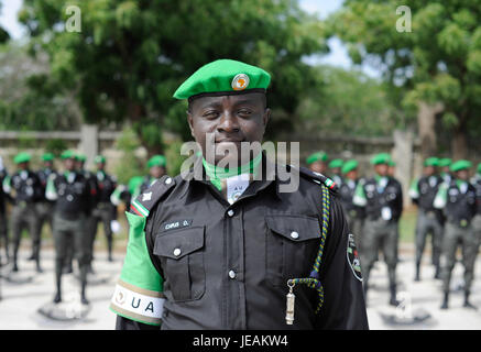 Dieses Bild zeigt eine Medaillenzeremonie, die am 5. Dezember 2014 in Nigeria stattfand und in der die Bemühungen der nigerianischen Polizeieinheit (FPU) für ihren Beitrag zur Friedenssicherung und Sicherheit gewürdigt wurden. Stockfoto