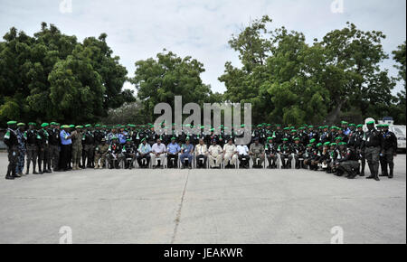 Das Bild zeigt die Medaillenzeremonie für Nigerias gebildete Polizeieinheit (FPU), eine Friedenstruppe. Die Zeremonie fand am 5. Dezember 2014 statt und würdigte den Beitrag der FPU zu den internationalen Friedenssicherungsbemühungen. Stockfoto