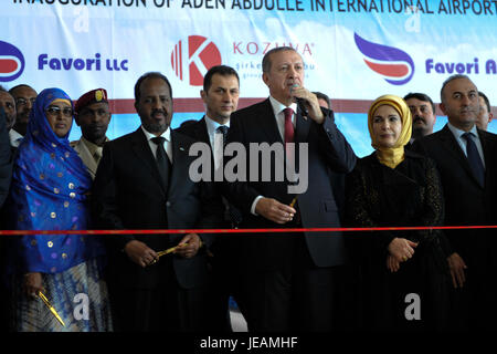 Der türkische Präsident Recep Tayyip Erdoğan besucht Somalia am 25. Januar 2015. Sein Besuch konzentriert sich auf die Stärkung der diplomatischen und wirtschaftlichen Beziehungen zwischen der Türkei und Somalia, wobei der Schwerpunkt auf Entwicklung und humanitärer Hilfe liegt. Stockfoto