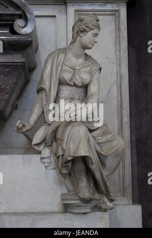 Eine Fotografie des Denkmals für Michelangelo Buonarroti in der Basilica di Santa Croce in Florenz, Italien. Dieses Denkmal erinnert an den berühmten italienischen Renaissance-Künstler. Stockfoto