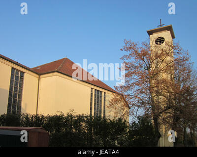 Das Bild zeigt die St. Nikolaus-Kirche in Neulussheim. Diese historische Kirche, die dem Heiligen Nikolaus gewidmet ist, ist ein prominentes architektonisches Wahrzeichen in der Region, bekannt für ihre religiöse Bedeutung und historischen Wert. Stockfoto