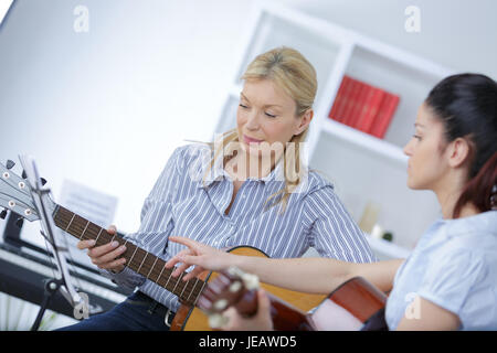 Gitarrenlehrer Unterricht eine Mädchen Stockfoto