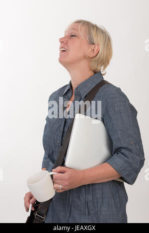 Business-Frau mit Laptop, Kaffeetasse und Tasche suchen erschöpft - Studio erschossen vor einem weißen Hintergrund Stockfoto