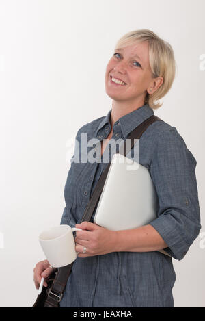 Business Frau mit Laptop, Kaffeetasse und Tasche suchen glücklich - Studio erschossen vor einem weißen Hintergrund Stockfoto