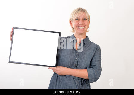 schöne europäische Mitte Alter Frau in Businesskleidung hält eine leere Tafel - Studio erschossen vor einem weißen Hintergrund Stockfoto