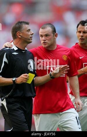 WAYNE ROONEY BEKOMMT GEBUCHT VON MARK HALSEY, Chelsea V MANCHESTER UNITED, FA Community Shield 2007, 2007 Stockfoto