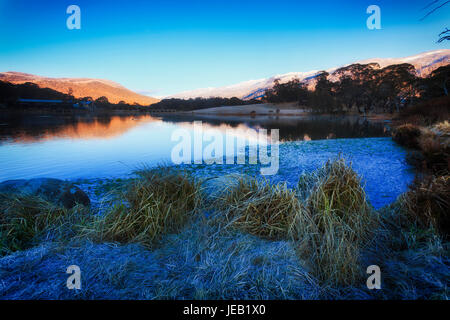 Crackenback See auf Thredbo Fluss im Kosciuszko-Nationalpark Australiens. Frostigen Wintermorgen fällt auf Wasser, Gras- und Mountaings weiß. Stockfoto