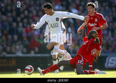 CRISTIANO RONALDO MOMO SISSOKO LIVERPOOL V MANCHESTER UNITED Anfield Road LIVERPOOL ENGLAND 3. März 2007 Stockfoto