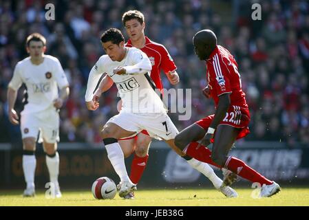 CRISTIANO RONALDO MOMO SISSOKO LIVERPOOL V MANCHESTER UNITED Anfield Road LIVERPOOL ENGLAND 3. März 2007 Stockfoto