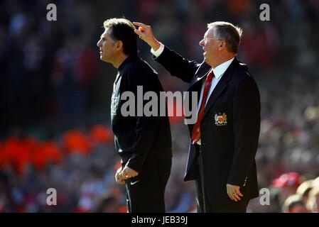 SIR ALEX FERGUSON & C QUEIROZ MANCHESTER UNITED MANAGER Anfield Road LIVERPOOL ENGLAND 3. März 2007 Stockfoto