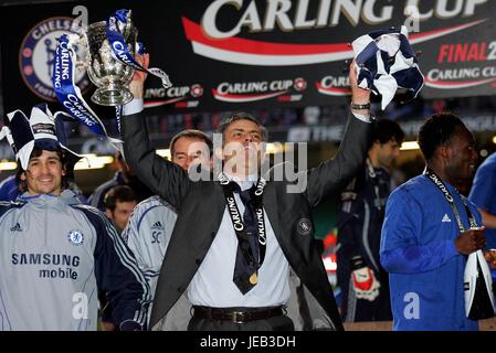 JOSE MOURINHO mit CARLING CUP ARSENAL V CHELSEA MILLENNIUM Stadion CARDIFF WALES 25. Februar 2007 Stockfoto