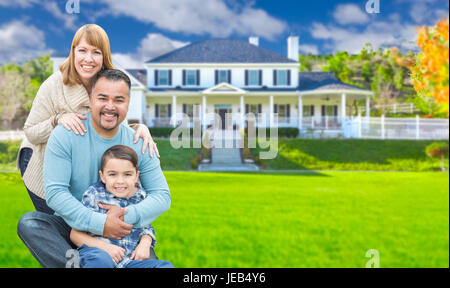 Gemischte Rassen Familie im Vorgarten des schönen Haus und Grundstück. Stockfoto