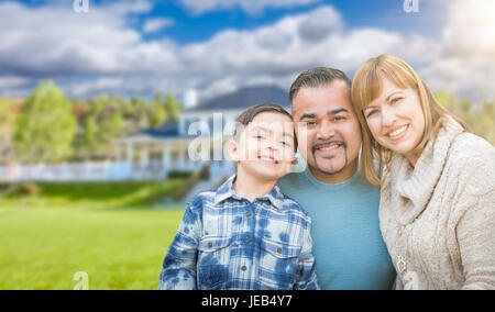 Gemischte Rassen Familie im Vorgarten des schönen Haus und Grundstück. Stockfoto