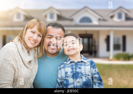 Gemischte Rassen Familie im Vorgarten des schönen Haus und Grundstück. Stockfoto