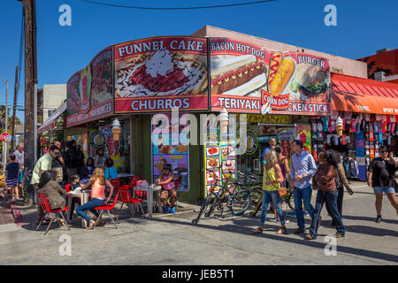 Menschen, Touristen, Besucher, Essen, Fast Food-Restaurant, Restaurant, lokal, Ocean Front Walk, Venice Beach, Venice, Los Angeles, Kalifornien Stockfoto