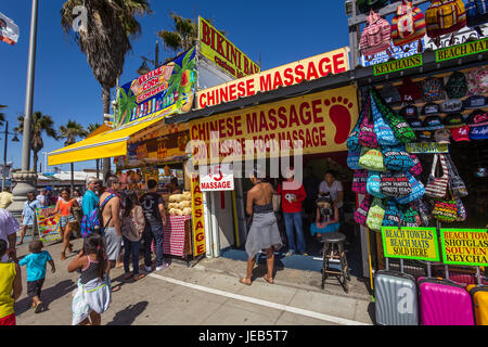 Menschen, Touristen, chinesische Massage, chinesische Körpermassage, chinesische Fußmassage, Geschäfte, Ocean Front Walk, Venice Beach, Venice, Los Angeles, Kalifornien Stockfoto