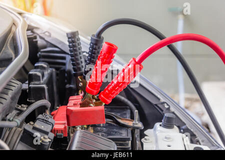 Auto aufzuladen mit Trog Elektrokabel, selektiven Fokus Stockfoto