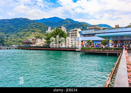 NANTOU, TAIWAN - 1. Mai 2017: Touristen gerne die schöne Attraktionen rund um die Sonne-Mond-See mit Bootsfahrt vom Shuishe Pier Ita Thao Besuch Stockfoto