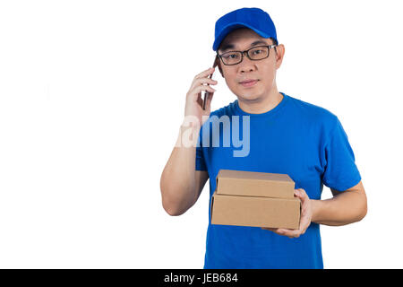 Asian Chinese Delivery Mann in uniform sprechen über Handy in isolierten weißen Hintergrund. Stockfoto
