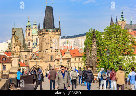 Prag, Tschechische Republik - APRIL 14,2016: Karlsbrücke (Karluv Most) und Old Town Tower am blauen Himmel, Prag, Tschechische Republic.This Brücke ist die älteste Stockfoto