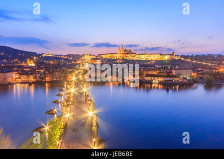 Panorama der Pragerburg, Karlsbrücke und Moldau in Prag in der Abenddämmerung, Tschechische Republik Stockfoto