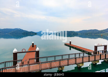 Langzeitbelichtung der Hafen mit Booten in die Morgen-Zeit am Sonne-Mond-See, Stadt Nantou, Taiwan Stockfoto