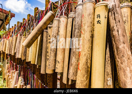 PINGXI, TAIWAN - 30. April 2017: Bambus Rohr für wollen Pingxi Old Street. Besucher schreiben ihre Wünsche auf Bambus dann beten und hängen Sie sie zusammen Stockfoto