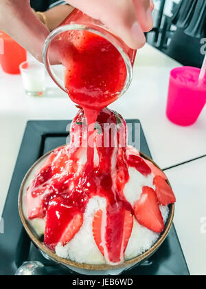Koreanische Dessert, Bingsoo oder Bingsu, koreanische rasiert Eis-Dessert mit Erdbeeren, Erdbeer-Bingsoo oder Bingsu. Stockfoto