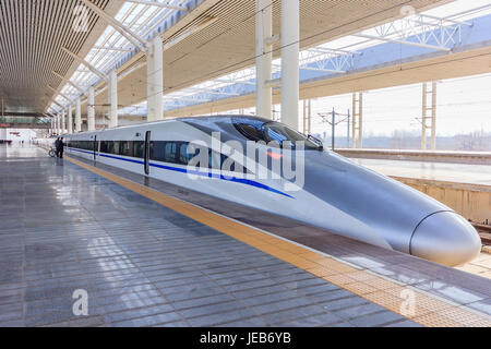 LUOYANG, CHINA - 12. Januar 2014: Luoyang Longmen Bahnhof für Hochgeschwindigkeitszüge auf 12. Januar 2014 in Tianjin. Stockfoto