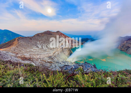 Panoramische Ansicht der Kawah Ijen Vulkan bei Sonnenaufgang. Vulkans Ijen Komplex ist eine Gruppe von Stratovulkane in Banyuwangi Regency von Ost-Java Stockfoto