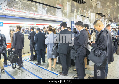 Marunouchi Linie Rush hour Stockfoto