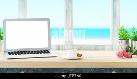 Computer am Schreibtisch mit Blick aufs Meer Stockfoto