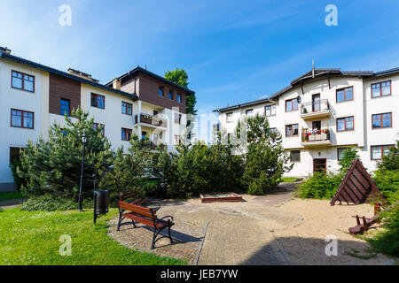 Sopot, Polen - 10. Juni 2017: Äußere Karlikowski Mlyn Sopot Apartments im Sommer Stockfoto