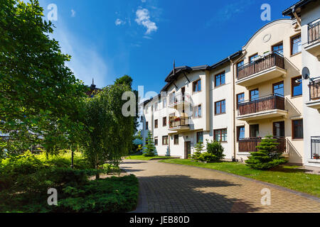 Sopot, Polen - 10. Juni 2017: Äußere Karlikowski Mlyn Sopot Apartments im Sommer Stockfoto