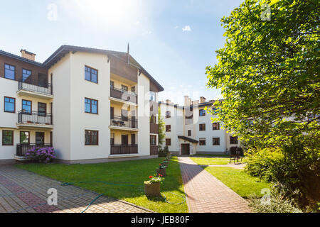 Sopot, Polen - 10. Juni 2017: Äußere Karlikowski Mlyn Sopot Apartments im Sommer Stockfoto