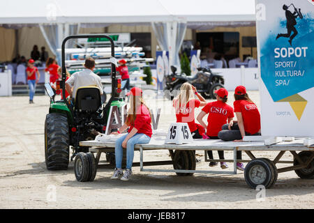 Sopot, Polen - 10. Juni 2017: Das Personal der Rennstrecke eine Arena CSIO Sopot 2017 Wettbewerbe bereitet sich auf Stockfoto