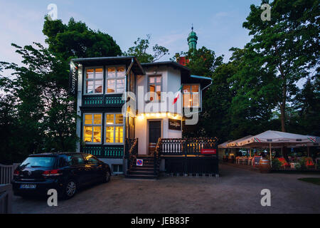 Sopot, Polen - 10. Juni 2017: Sempre Restaurant am Ufer der Ostsee bei Nacht Stockfoto