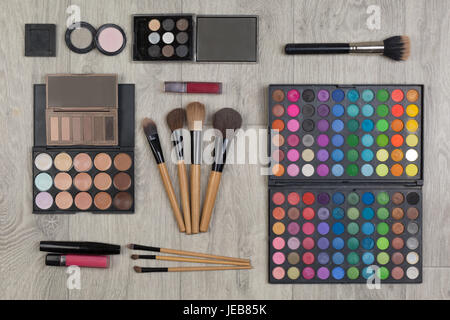 Objekte für Make-up. Draufsicht auf Make-up Accessoires. Verschiedene Objekte auf hölzernen Hintergrund. Stockfoto