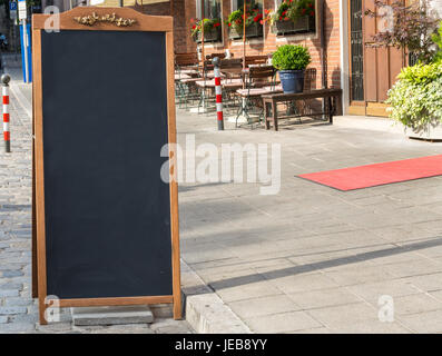 Eine schwarze Tafel Stand auf Holz für eine Speisekarte auf der Straße Stockfoto