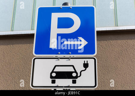 Ein Parkplatz für Elektroautos aufladen Stockfoto