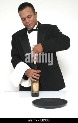 Kellner servieren Wein Stockfoto