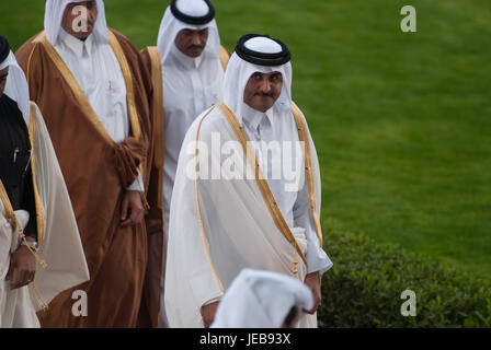Seine Hoheit der Emir Scheich Tamim Bin Hamad Al Thani verlassen der Qatar Racing und Reitclub Arena nach der Preisverleihung.  Sheikh Tami Stockfoto