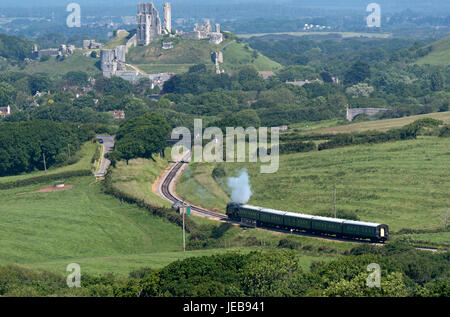 Dampfzug mit einem Hintergrund der Corfe Castle auf der Swanage Railway in Dorset England UK. Juni 2017 Stockfoto