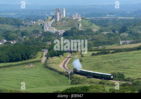 Dampfzug mit einem Hintergrund der Corfe Castle auf der Swanage Railway in Dorset England UK. Juni 2017 Stockfoto