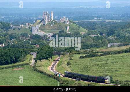 Eine alte Diesel Zug nähert sich Corfe Castle bietet einen stündlichen Service zwischen Swanage, Wareham verbinden mit der Hauptlinie, Corfe Dorset E Stockfoto