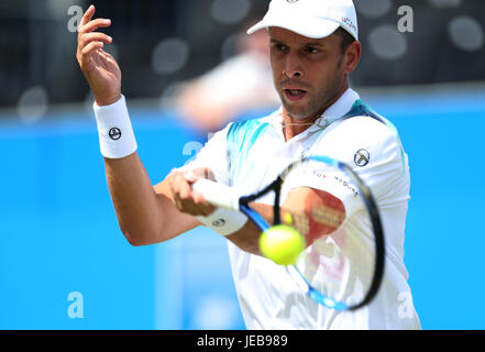 Der Luxemburger Gilles Muller im Einsatz gegen den US-Amerikaner Sam Querrey am fünften Tag der AEGON Championships 2017 im Queen's Club, London. DRÜCKEN SIE VERBANDSFOTO. Bilddatum: Freitag, 23. Juni 2017. Siehe PA Geschichte TENNIS Queens. Bildnachweis sollte lauten: Steven Paston/PA Wire. . Stockfoto