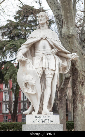 Madrid, Spanien - 26. Februar 2017: Skulptur von Ramiro II König am Plaza de Oriente, Madrid. Er war ein König von Leon von 931, 951 Stockfoto