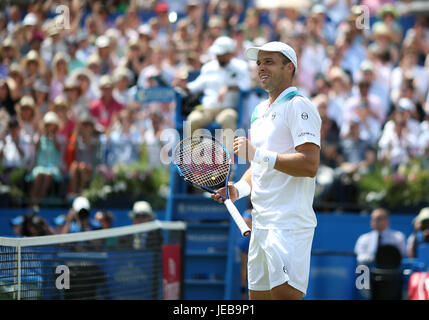 Luxemburger Gilles Muller feiert Sieg über die USA Sam Querrey tagsüber fünf 2017 AEGON Championships im Queen Club, London. Stockfoto