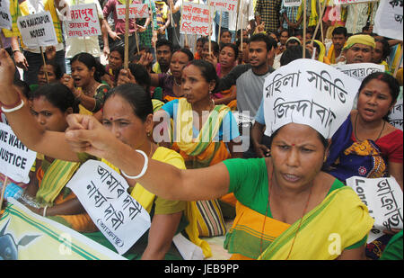 Guwahati, Indien. 22. Juni 2017. Aktivisten der alle Assam Koch Rajbongshi Student Union (AAKRSU) Inszenierung eine Demonstration vor Dighalipukhuri in Guwahati, der Hauptstadt von Nord-Ost Indien auf Freitag, 23. Juni 2017, anspruchsvolle ST-Status für das Volk der Koch Rajbongshi Gemeinschaft und anspruchsvolle separate Kamatapur Zustand. Bildnachweis: Radschab Jyoti Sarma/Pacific Press/Alamy Live-Nachrichten Stockfoto