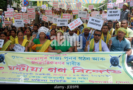 Guwahati, Indien. 22. Juni 2017. Aktivisten der alle Assam Koch Rajbongshi Student Union (AAKRSU) Inszenierung eine Demonstration vor Dighalipukhuri in Guwahati, der Hauptstadt von Nord-Ost Indien auf Freitag, 23. Juni 2017, anspruchsvolle ST-Status für das Volk der Koch Rajbongshi Gemeinschaft und anspruchsvolle separate Kamatapur Zustand. Bildnachweis: Radschab Jyoti Sarma/Pacific Press/Alamy Live-Nachrichten Stockfoto